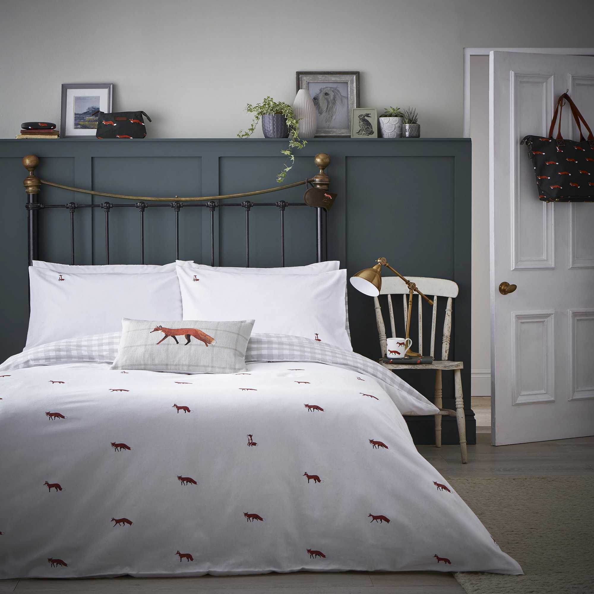 Foxes Bedding And Pillowcase By Sophie Allport In Off White